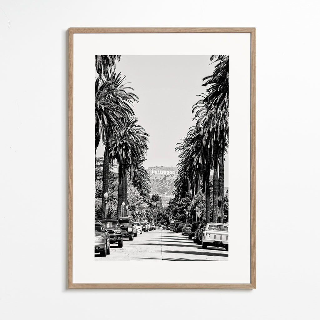Poster de cidade Hollywood rua de palmeiras em preto e branco – Oak Frame
