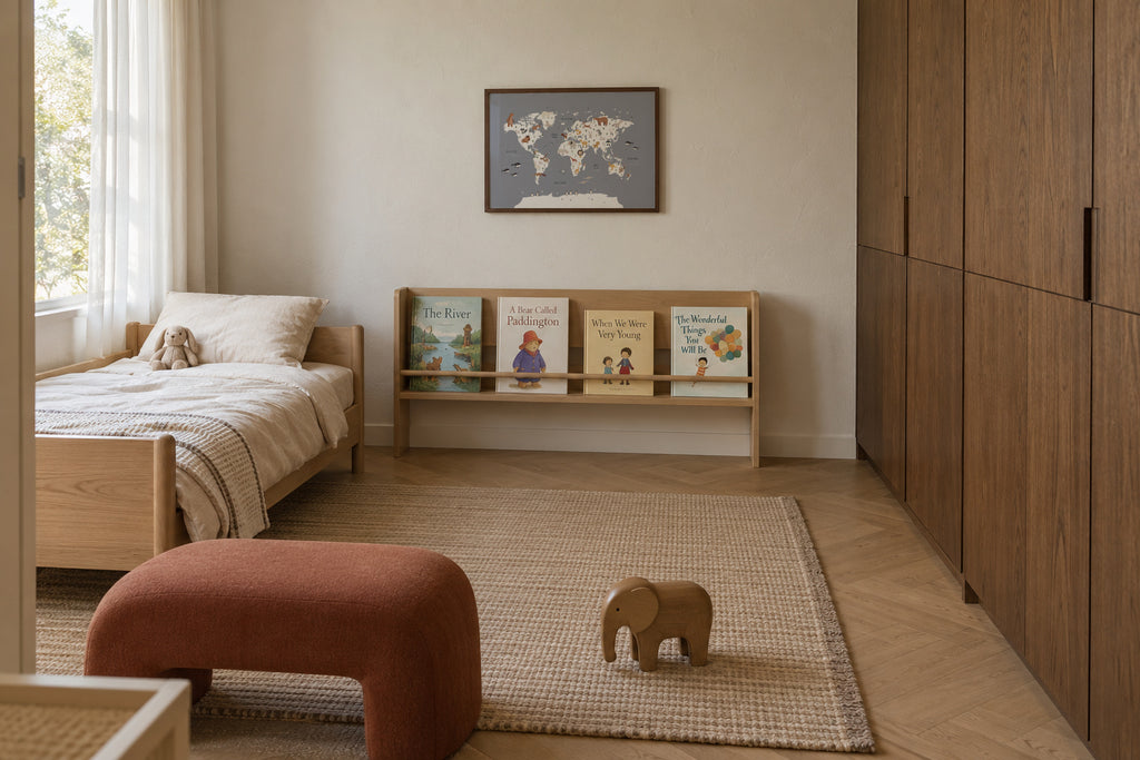 Mapa con animales azul cobalto - Framed poster in an interior