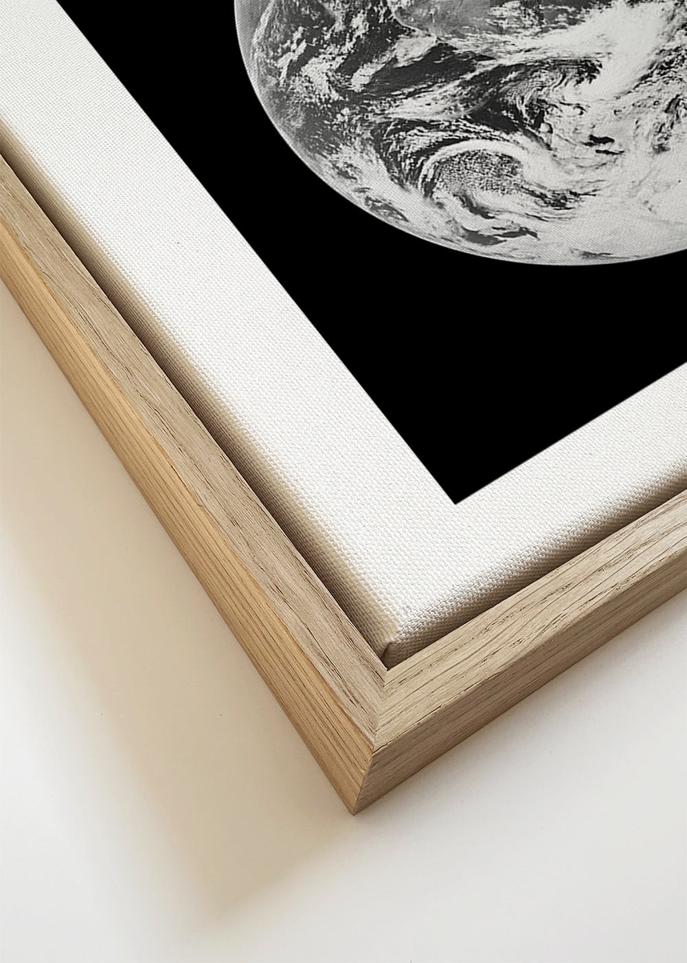 Arte preto e branco Terra vista do espaço com textura de nuvens