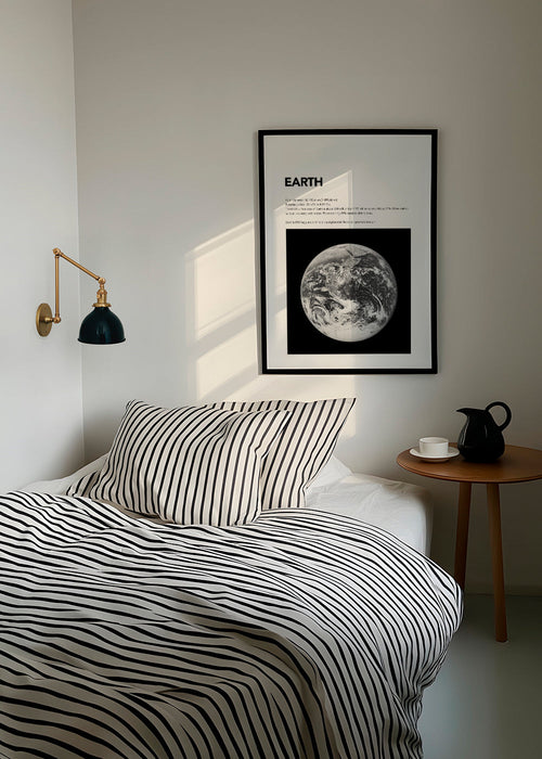 Arte preto e branco Terra vista do espaço com textura de nuvens