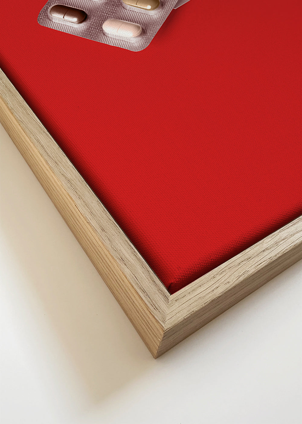 Fotografia do blister 'Tolerance' sobre fundo vermelho