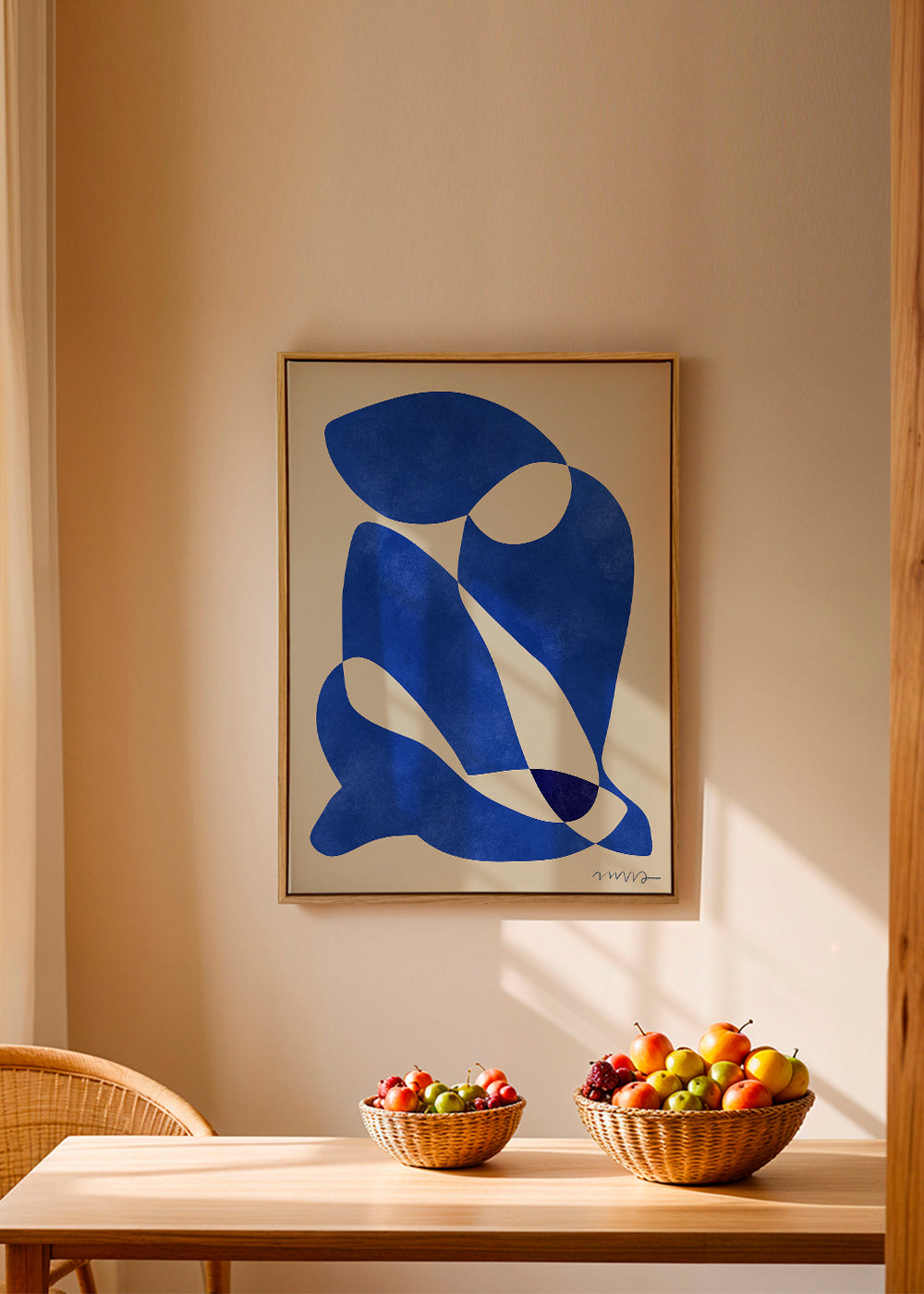 Quadro abstrato com formas azuis orgânicas
