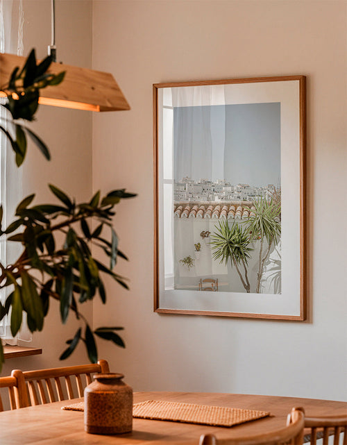 Quadro de paisagem com telhados brancos e yucca