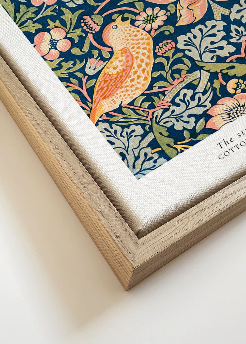 Estampa botânica William Morris com pássaros e morangos