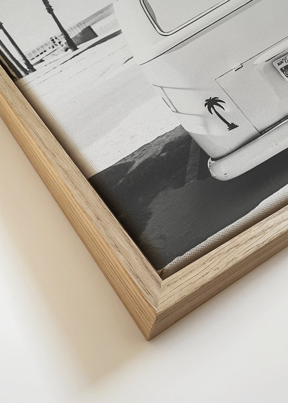 Arte em preto e branco: carrinha vintage com pranchas de surf