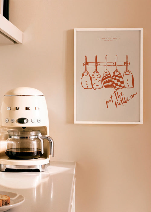 Arte para cozinha com canecas penduradas e letra manuscrita