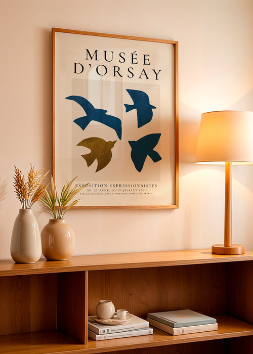 Poster vintage com silhuetas de aves azul e dourado