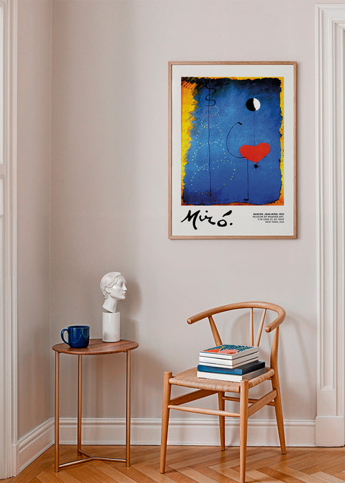 Obra abstrata com coração vermelho e lua em campo azul