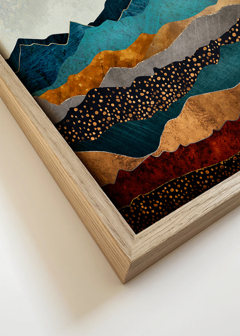 Quadro de paisagem com montanhas em camadas e sol âmbar