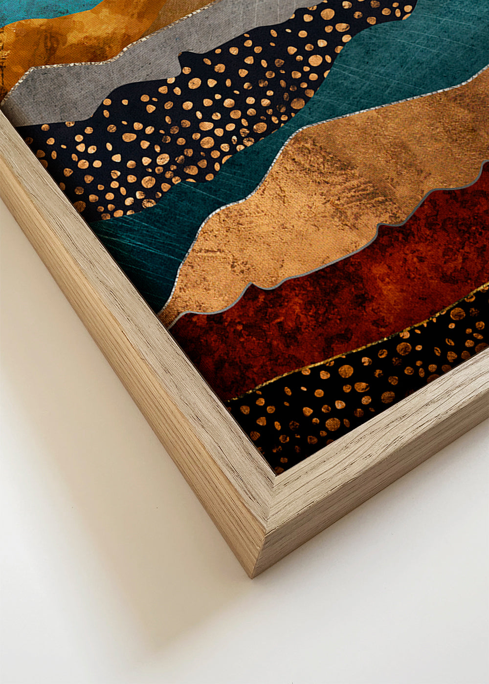 Quadro de paisagem com montanhas azuis em camadas e detalhes dourados