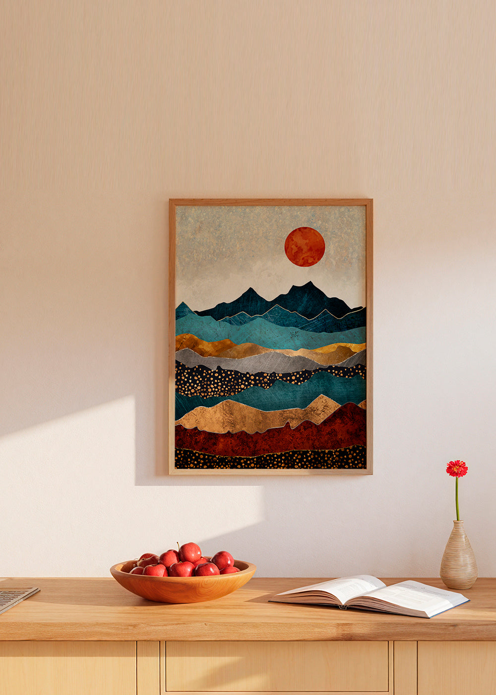 Quadro de paisagem com montanhas azuis em camadas e detalhes dourados