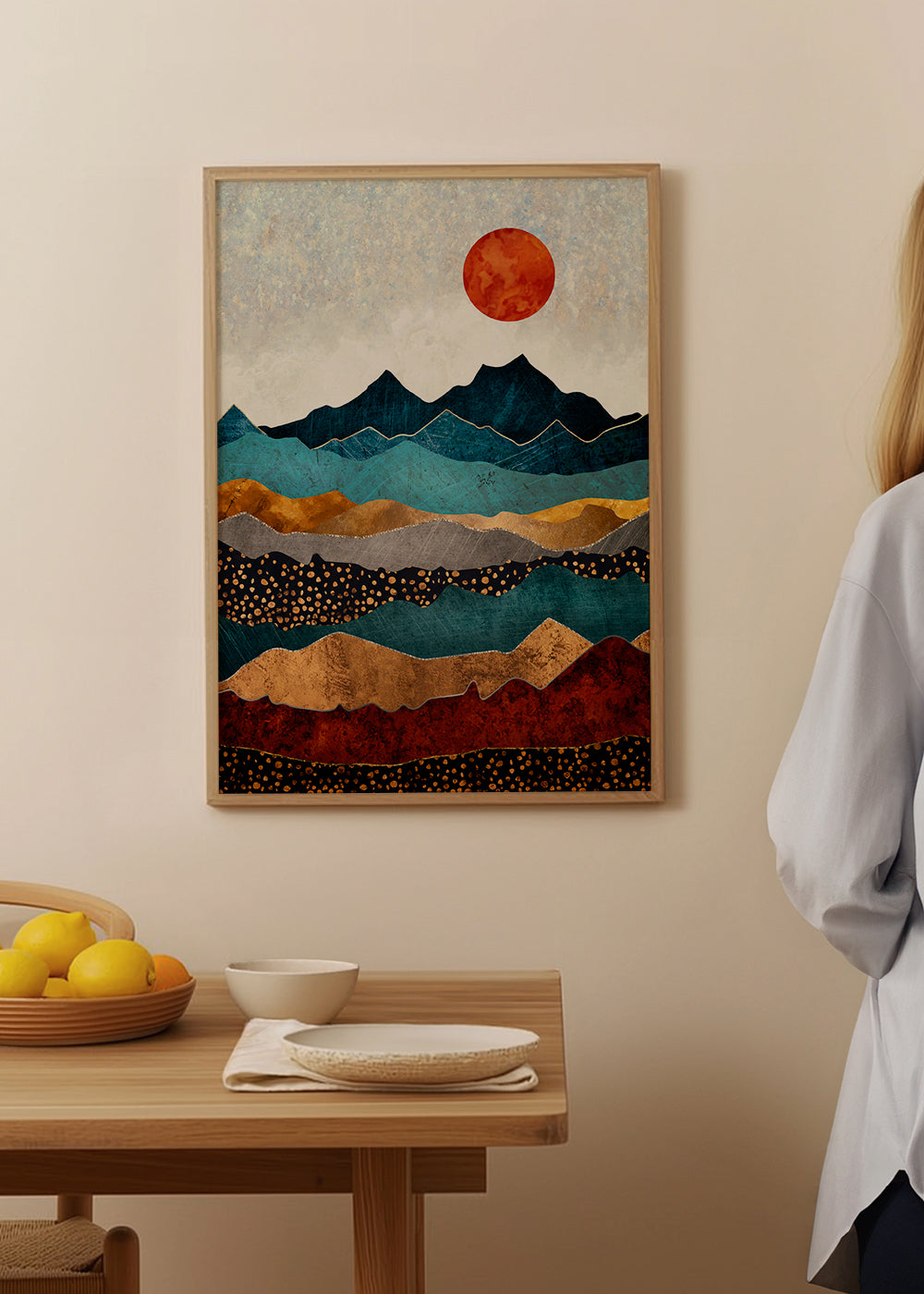 Quadro de paisagem com montanhas azuis em camadas e detalhes dourados