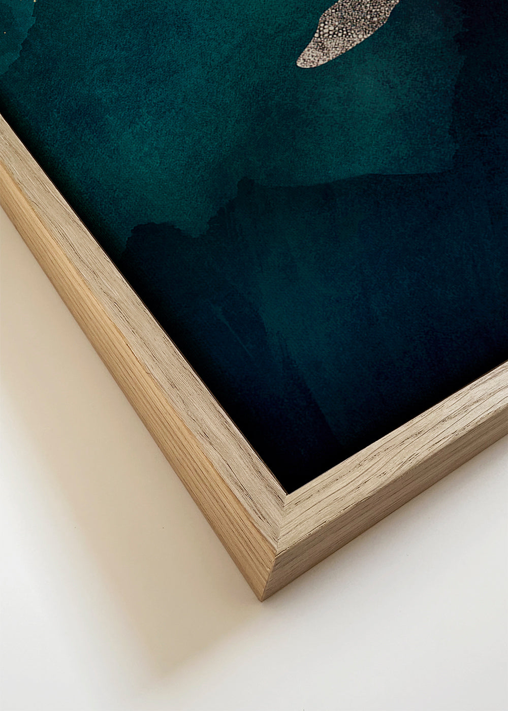 Quadro baleias douradas sobre mar azul profundo