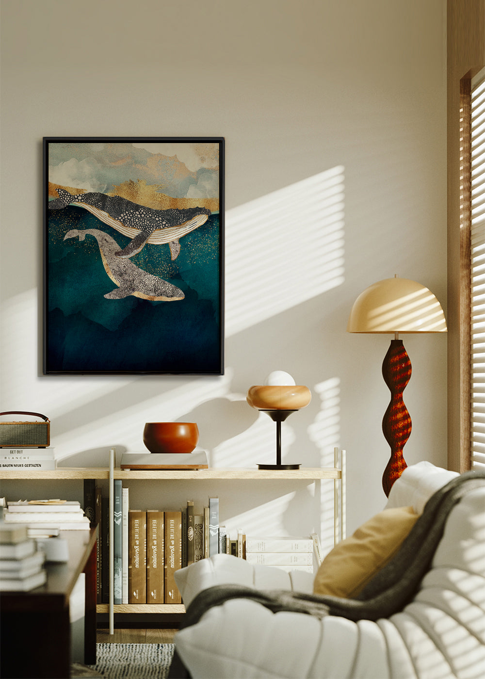 Quadro baleias douradas sobre mar azul profundo