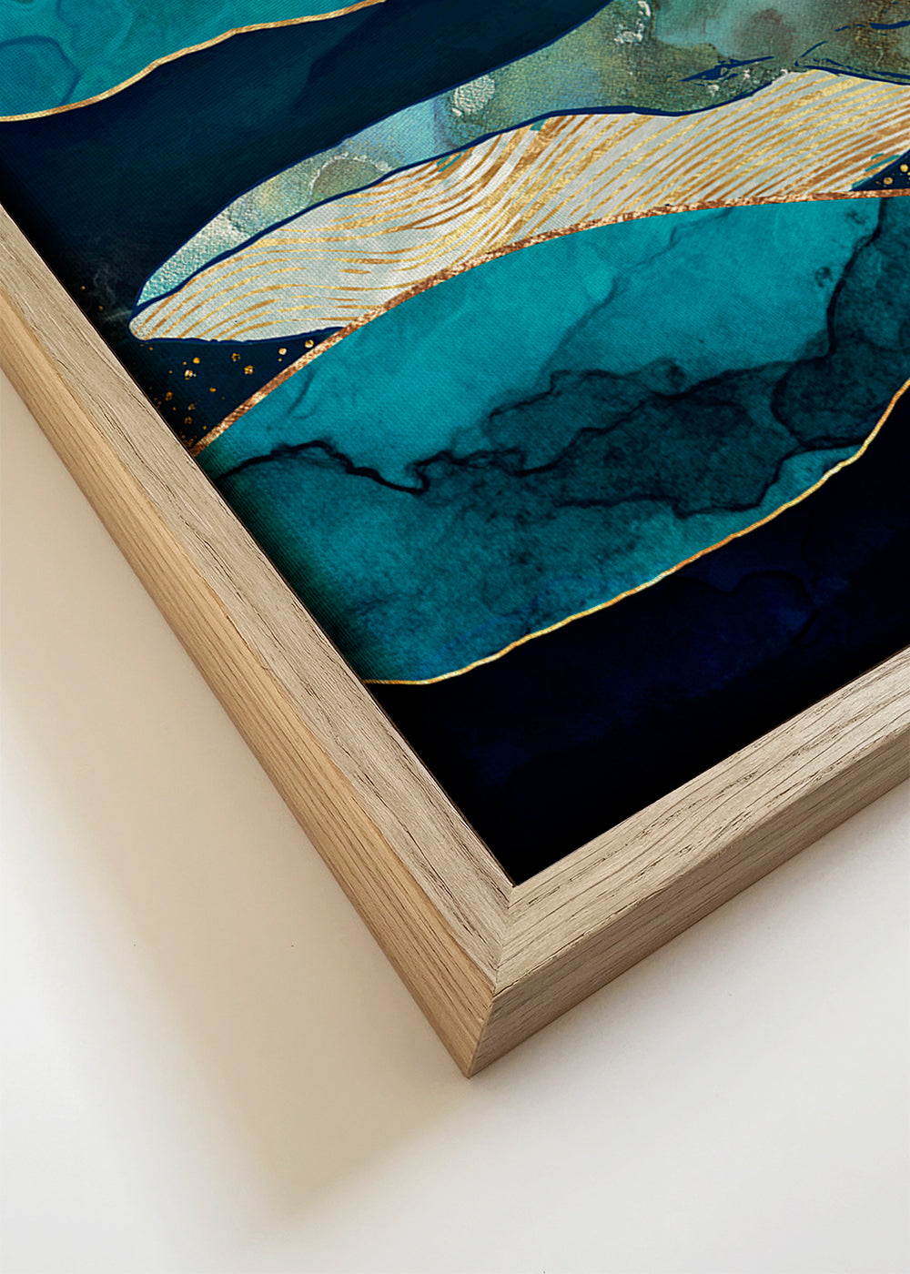Quadro baleia azul sobre ondas douradas