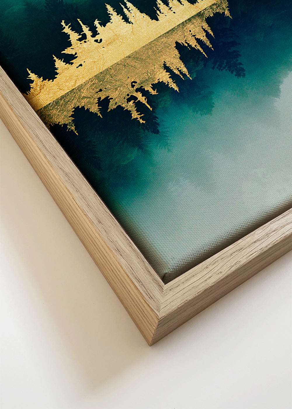 Quadro de paisagem com reflexo e toques dourados