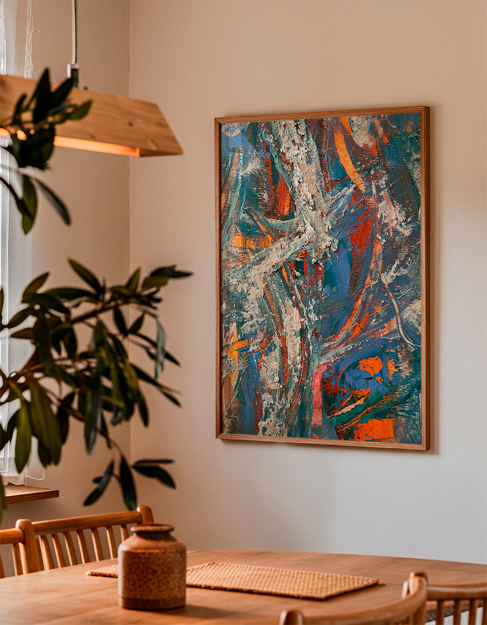 Quadro abstrato com pinceladas azuis e laranja