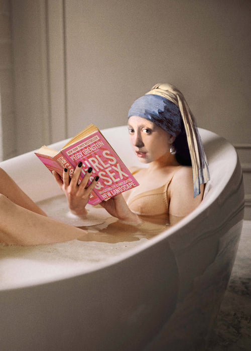 Fotografia de mulher na banheira a ler
