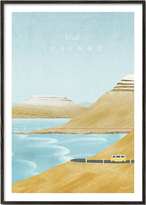 Quadro paisagístico da Islândia com estrada costeira e carrinha