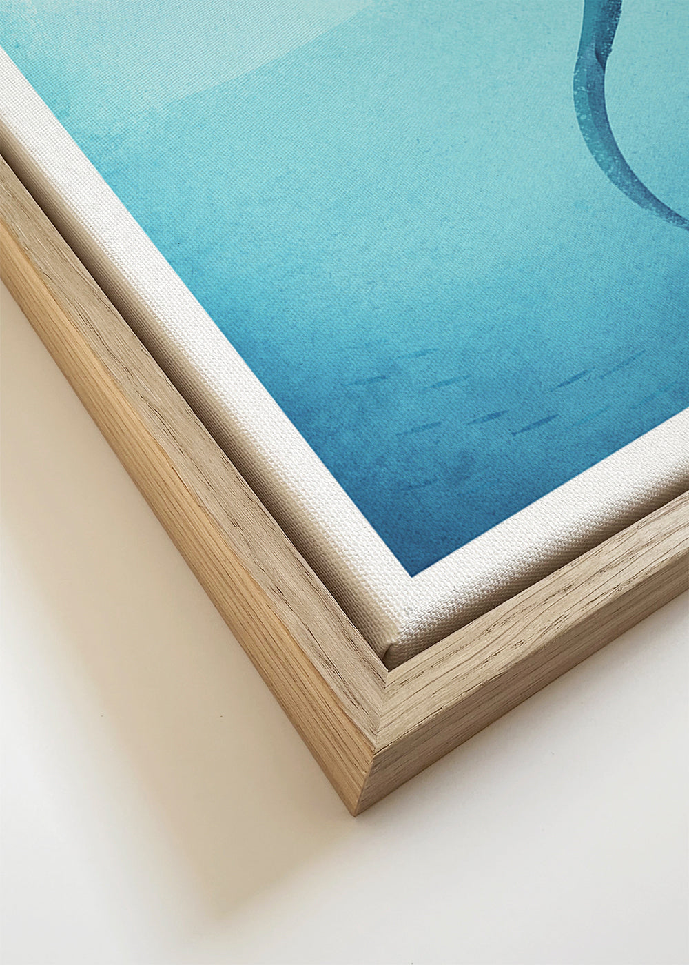 Quadro tubarão-baleia a nadar em azul