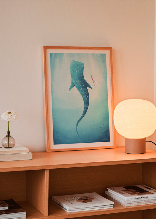 Quadro tubarão-baleia a nadar em azul