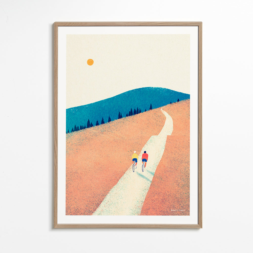 Arte desportiva com dois ciclistas em caminho soalheiro – Oak Frame
