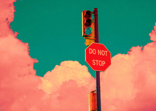 Fotografia pop do sinal 'DO NOT STOP'