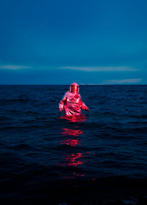 Quadro paisagem com astronauta no mar