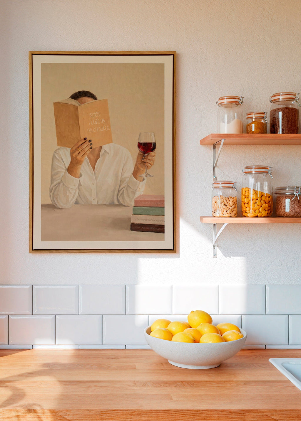 Arte para cozinha: mulher lendo com taça de vinho