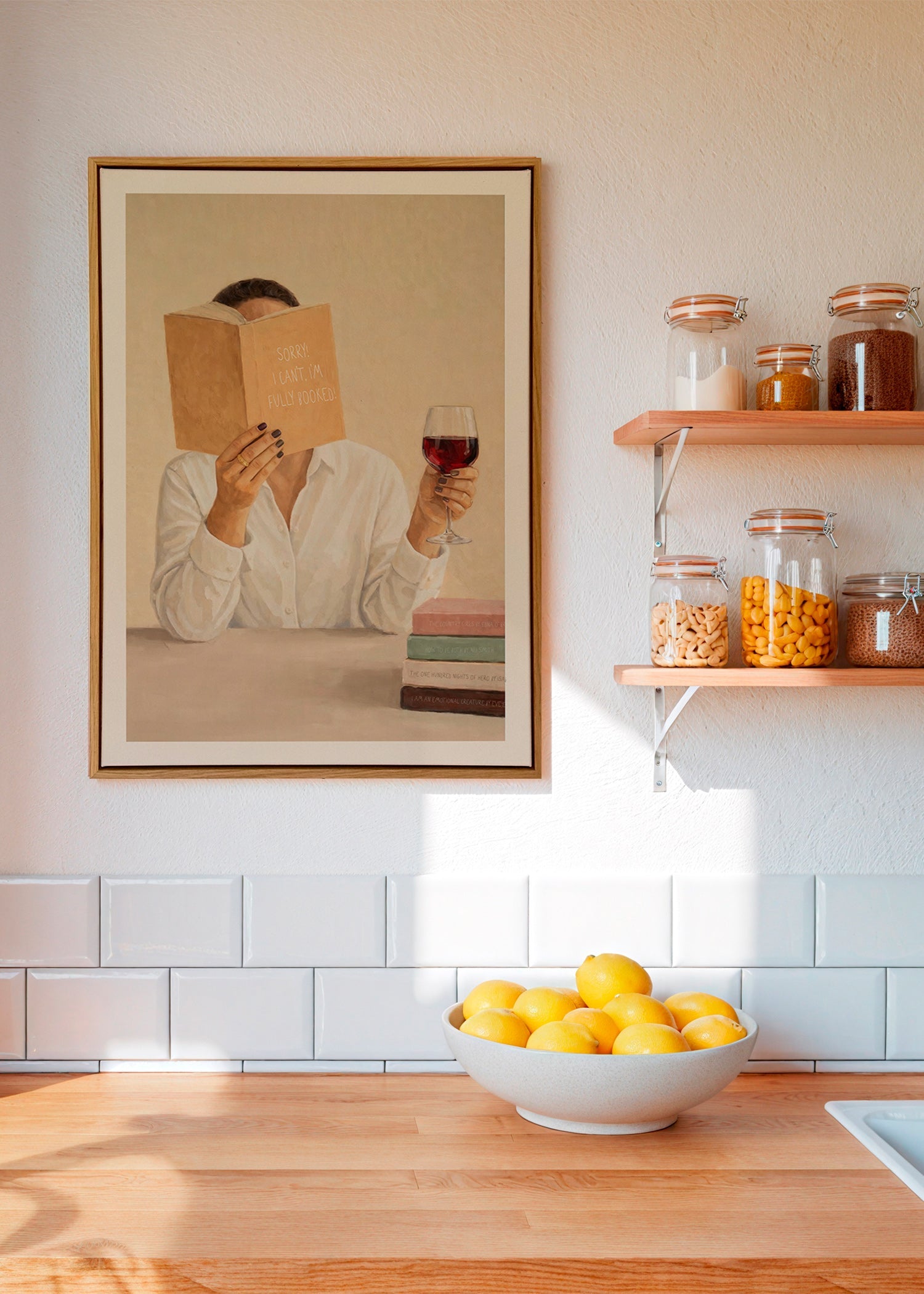 Arte para cozinha: mulher lendo com taça de vinho
