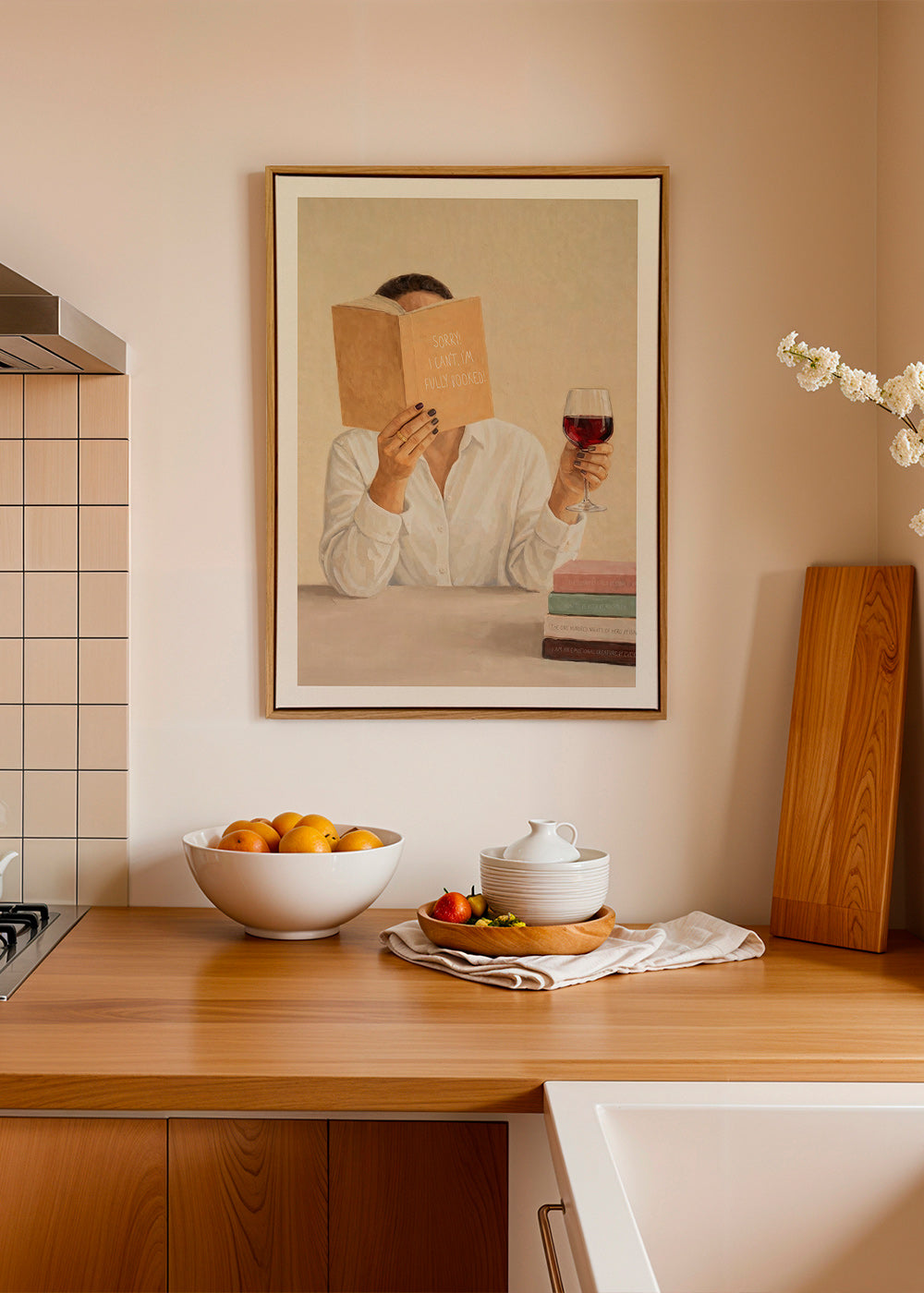 Arte para cozinha: mulher lendo com taça de vinho