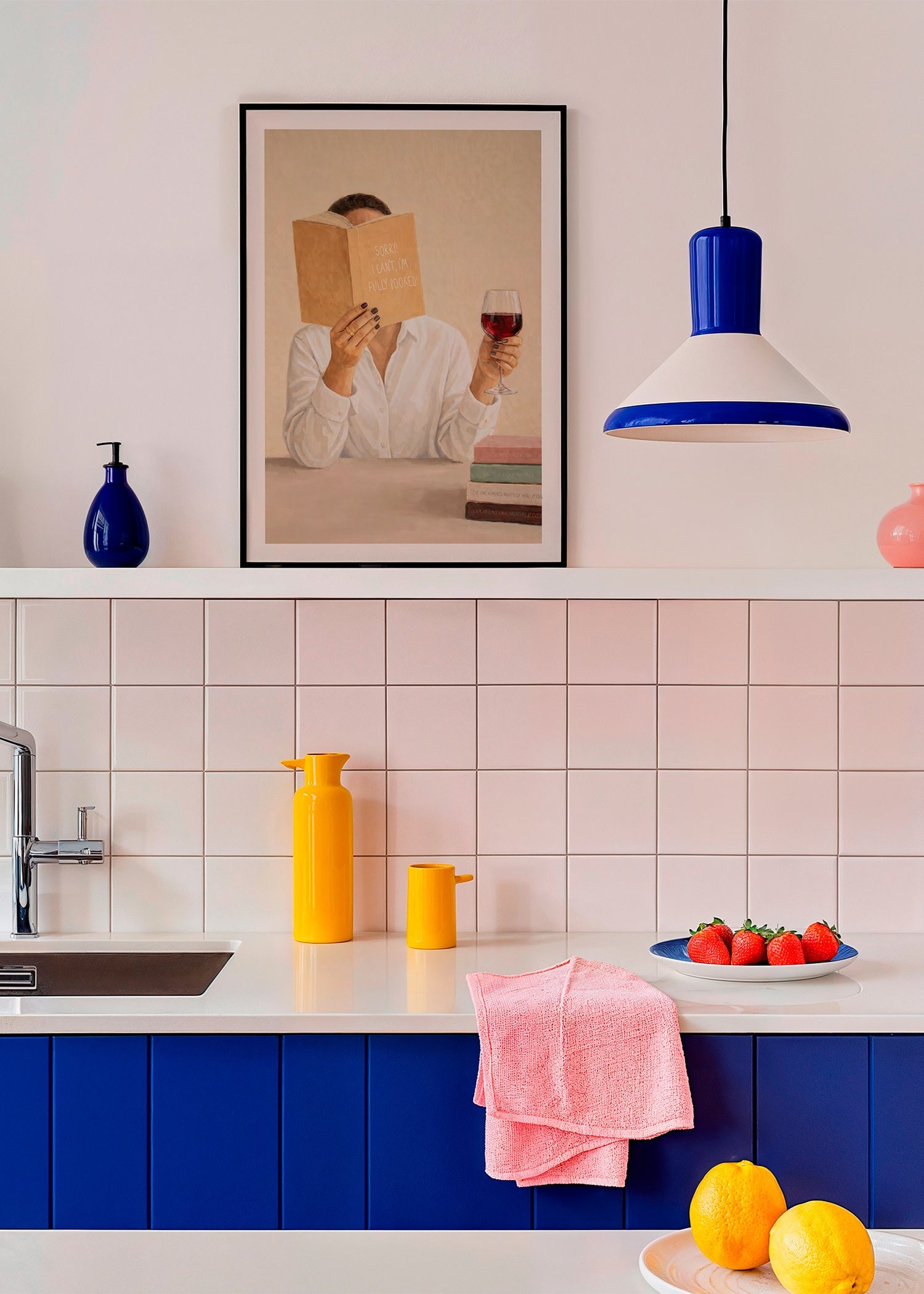 Arte para cozinha: mulher lendo com taça de vinho