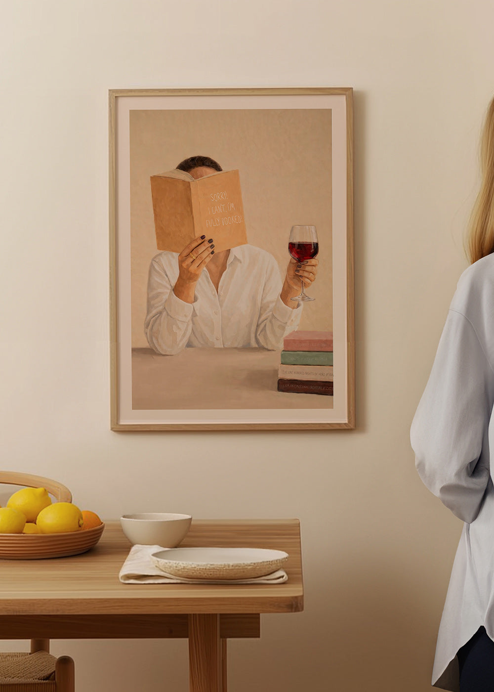 Arte para cozinha: mulher lendo com taça de vinho