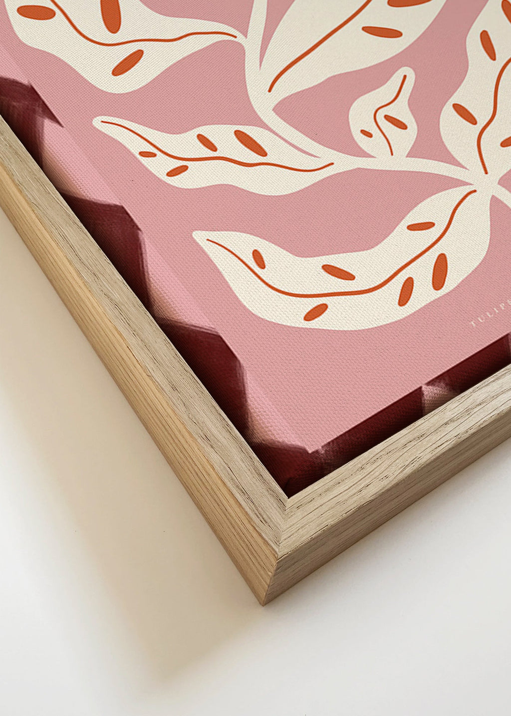 Estampa botânica com flor estilizada rosa