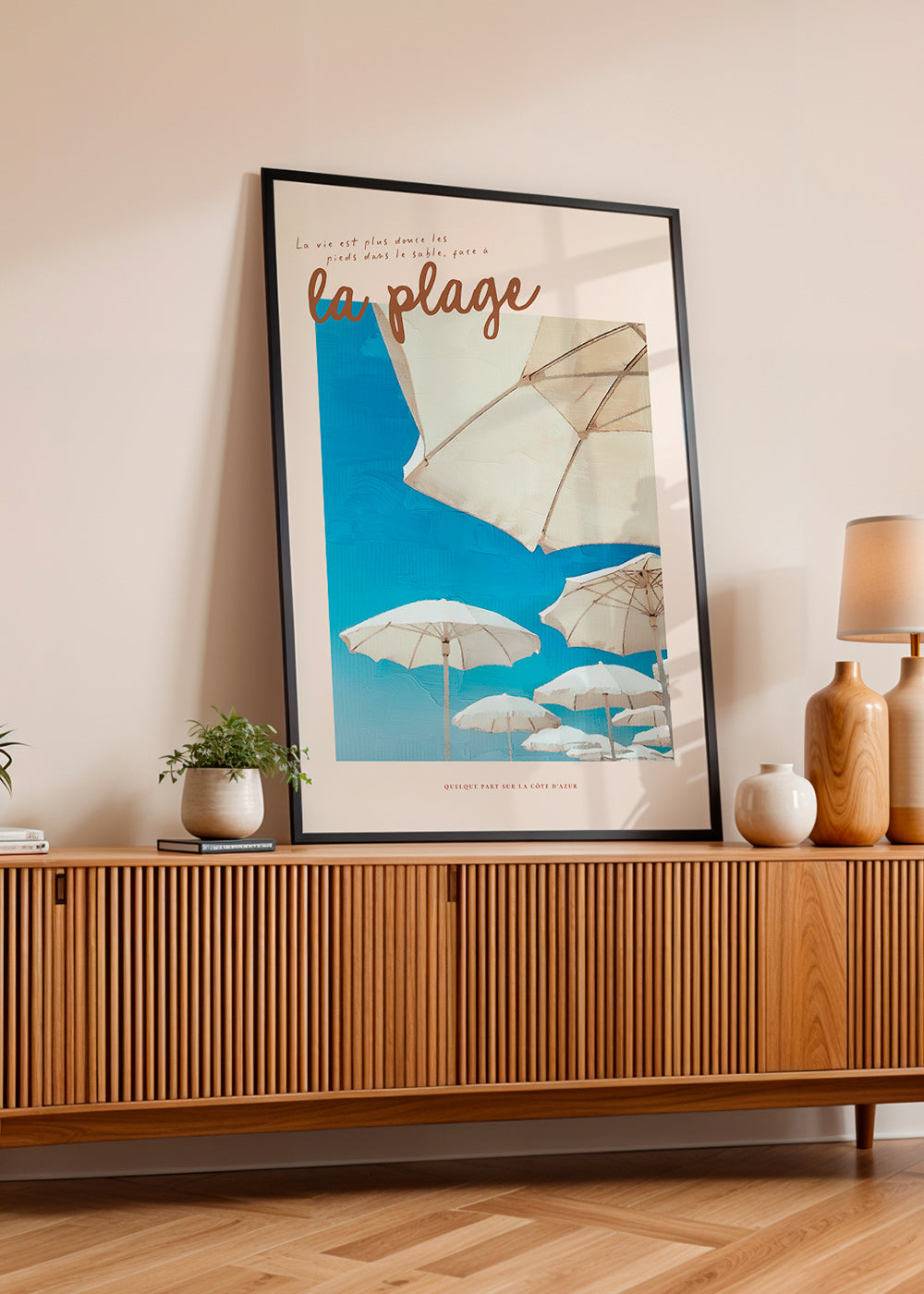 Paisagem de praia com guarda-sóis