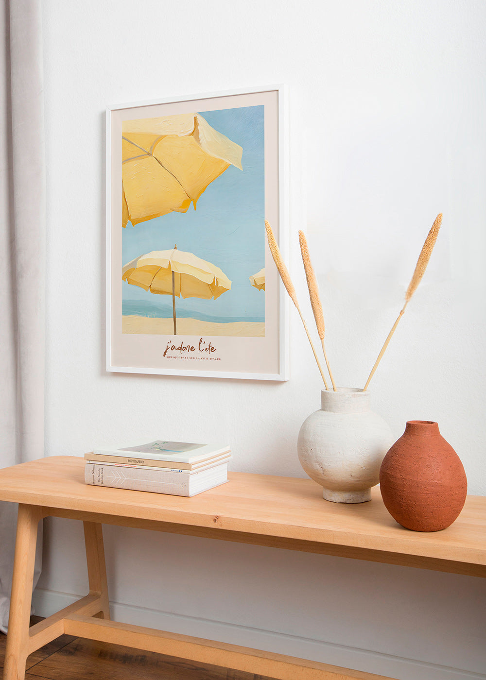 Quadro de paisagem com guarda-sóis amarelos