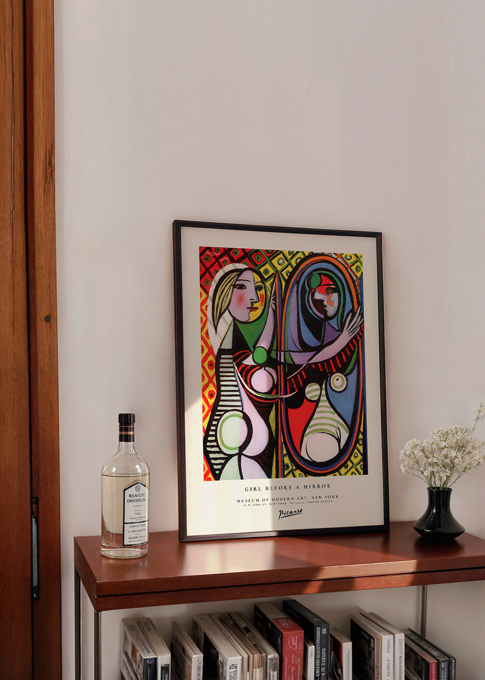 Quadro abstrato com figura diante de um espelho
