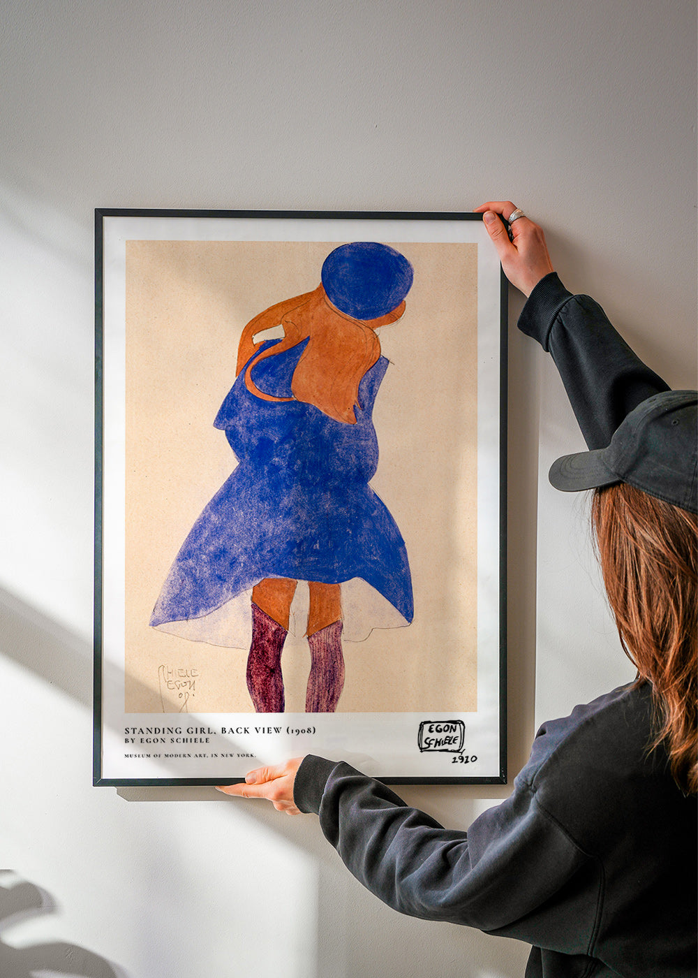 Ilustração: figura feminina de costas em azul