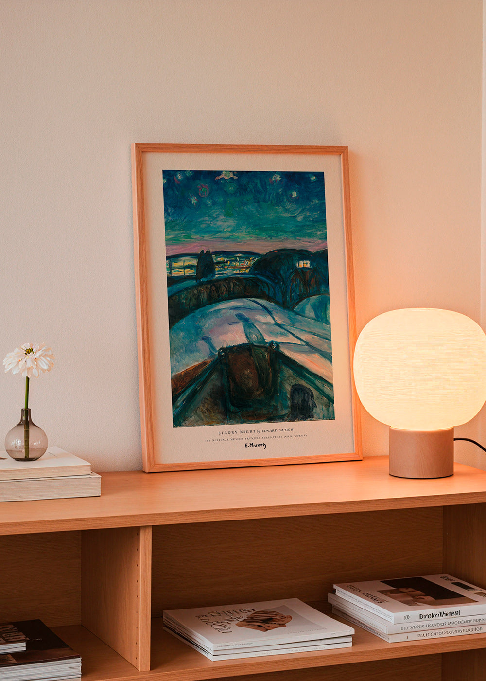 Quadro paisagístico céu estrelado e colinas nevadas