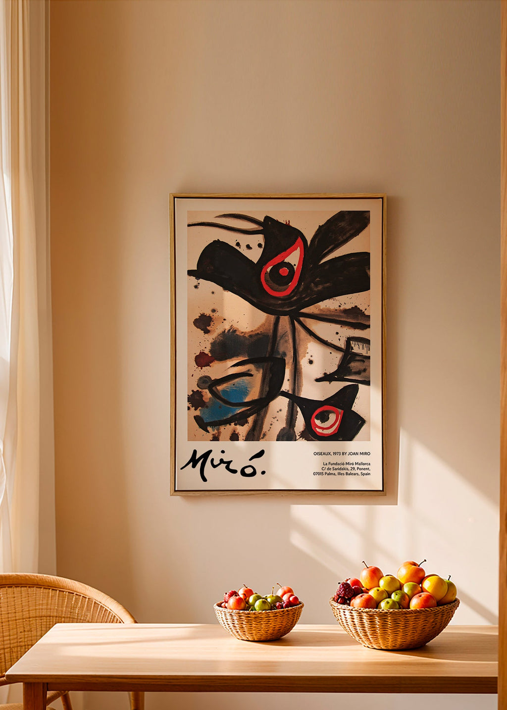 Obra abstrata com motivos de pássaros negros