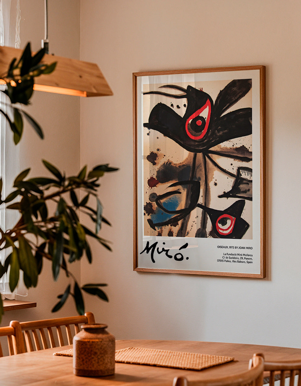 Obra abstrata com motivos de pássaros negros