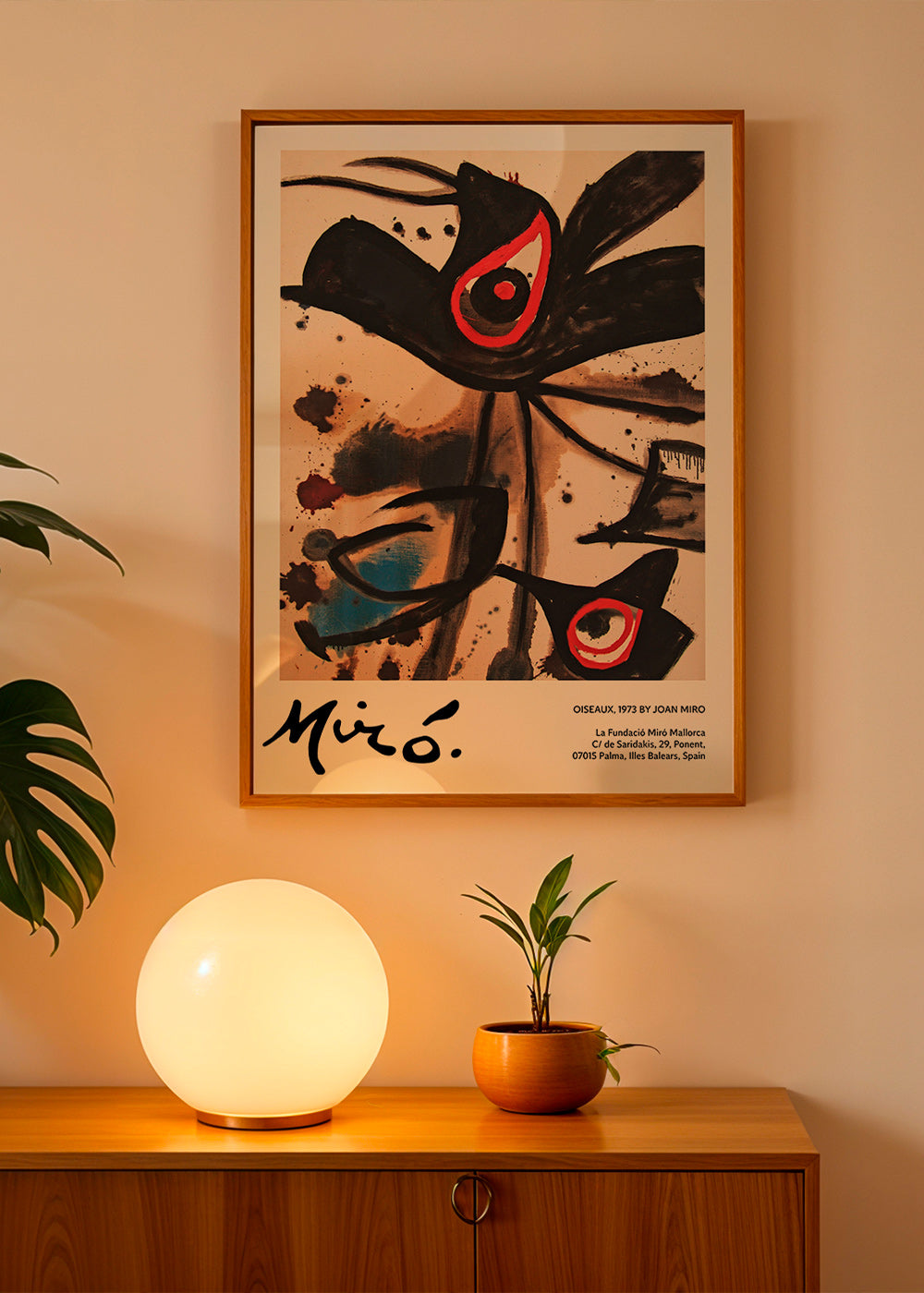 Obra abstrata com motivos de pássaros negros
