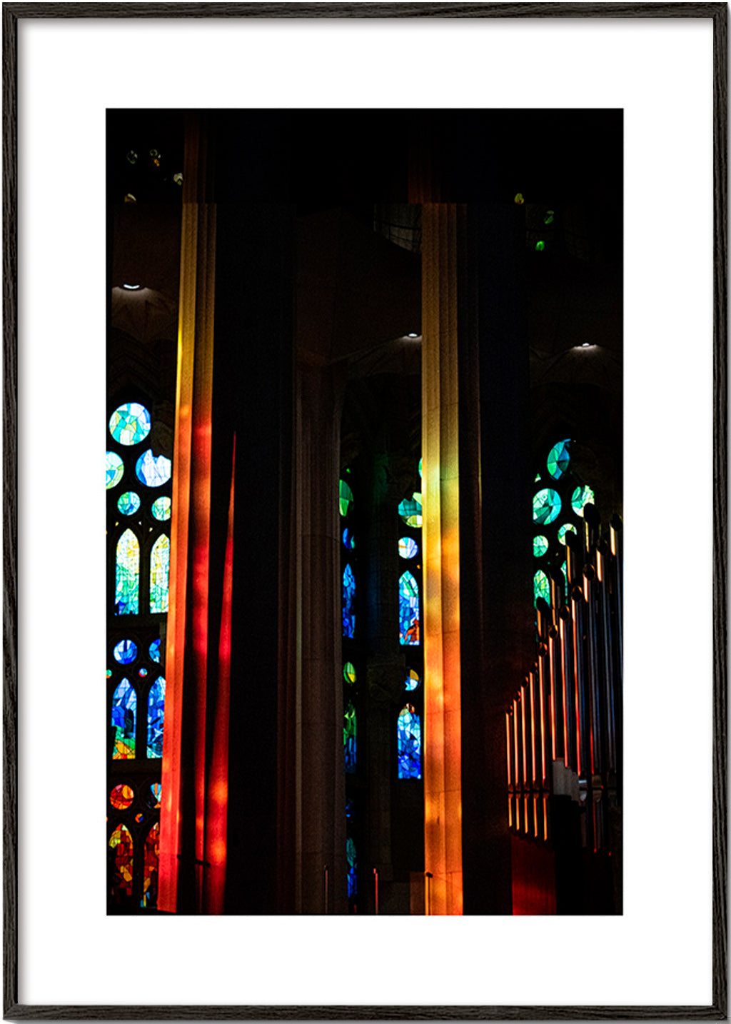 Fotografia de catedral com vitrais iluminados
