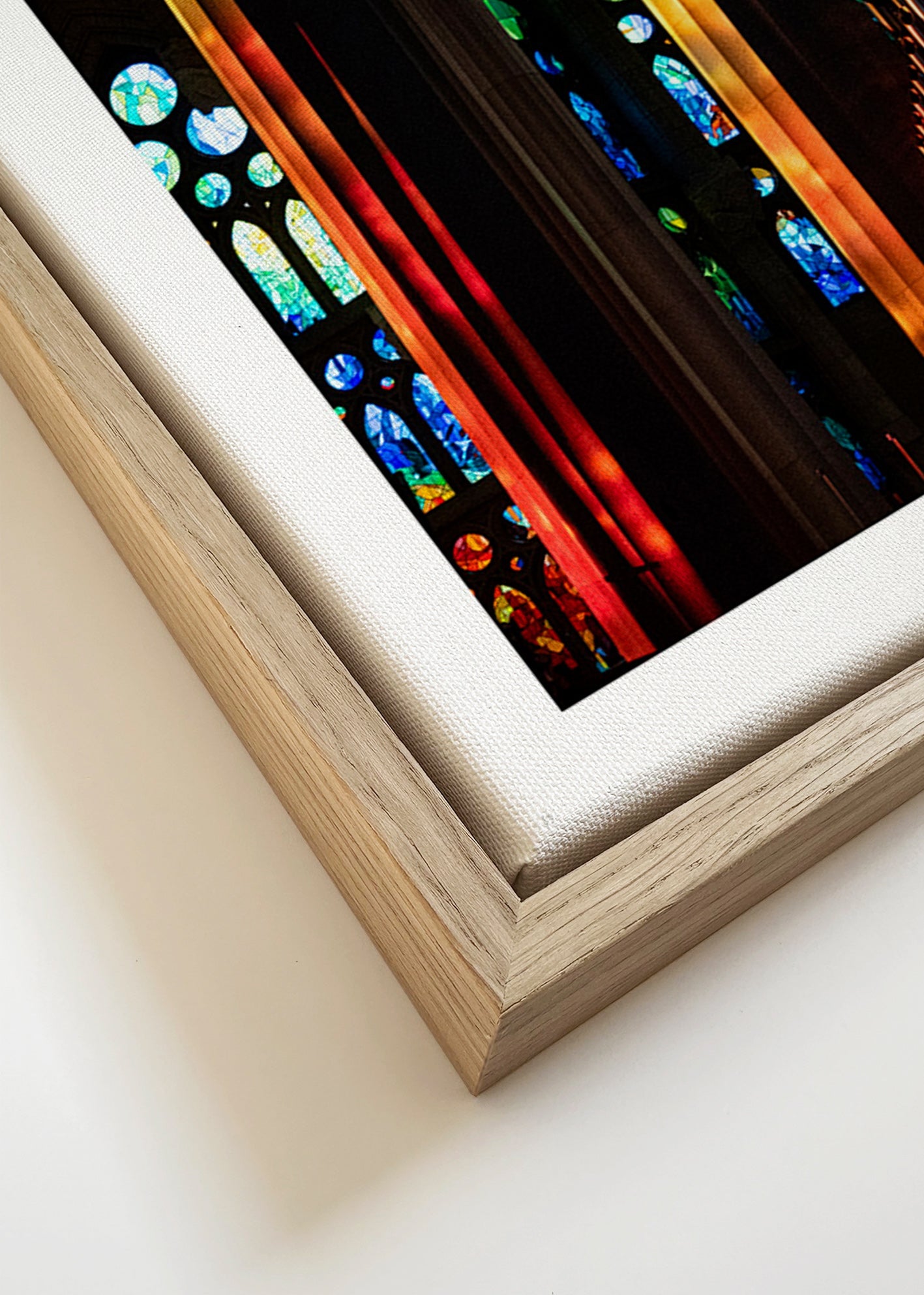 Fotografia de catedral com vitrais iluminados