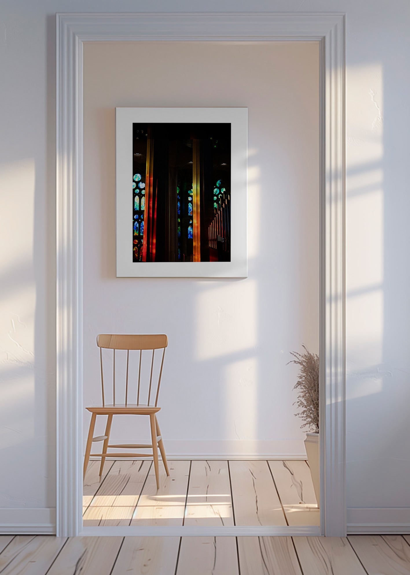 Fotografia de catedral com vitrais iluminados
