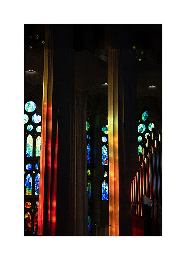 Fotografia de catedral com vitrais iluminados