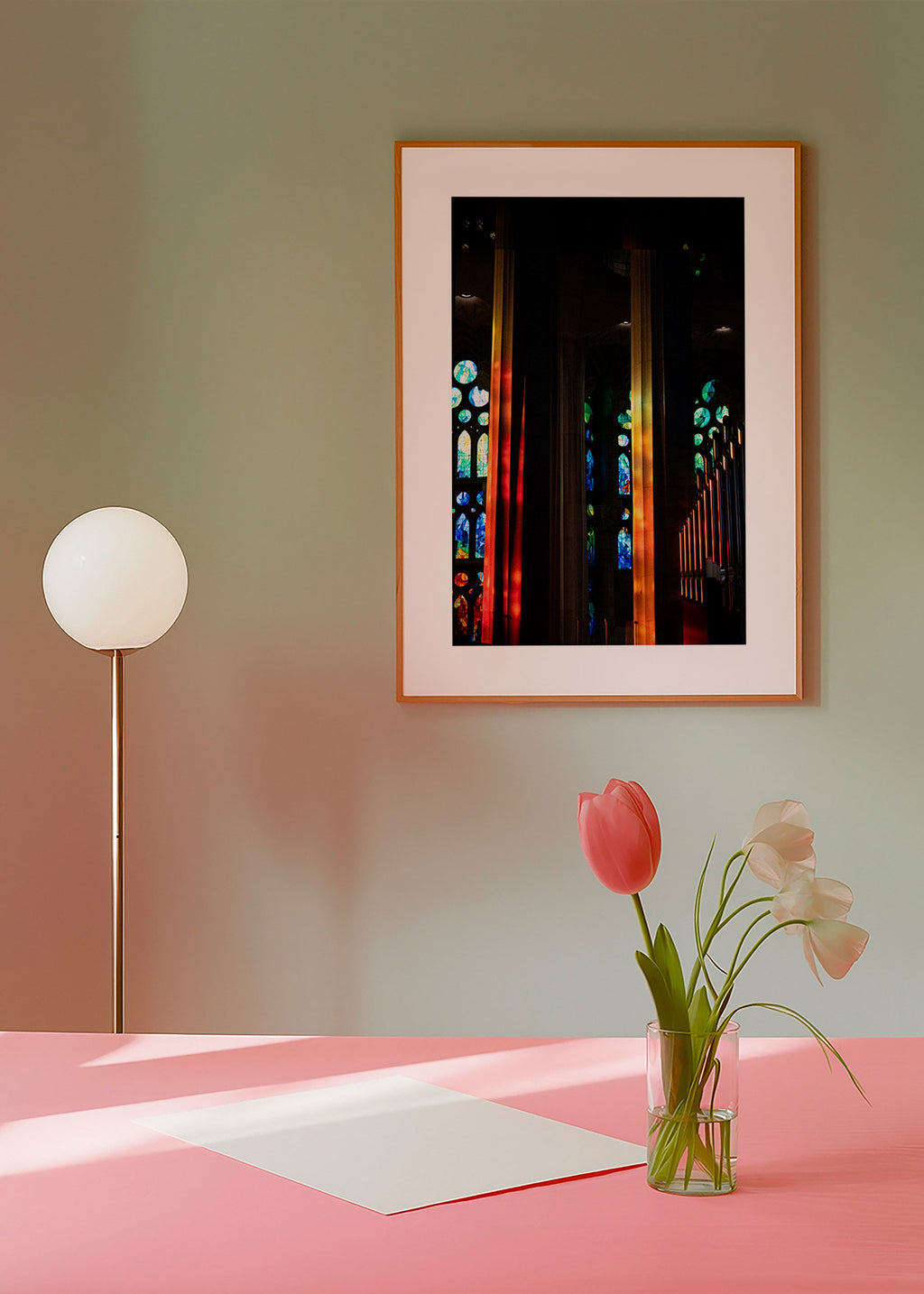 Fotografia de catedral com vitrais iluminados