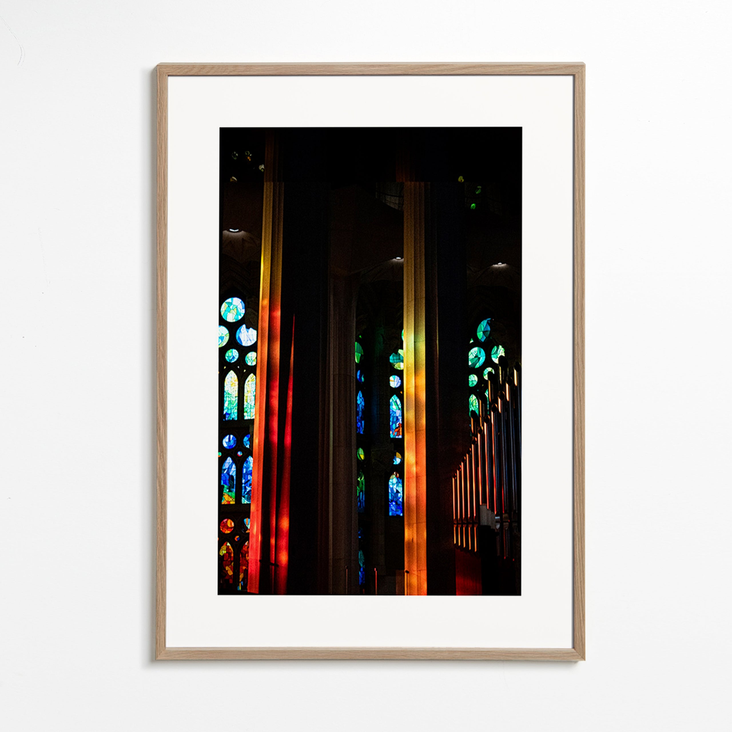 Fotografia de catedral com vitrais iluminados