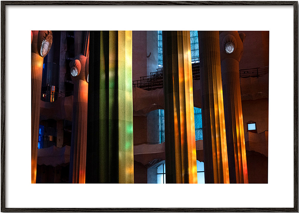 Fotografia de colunas interiores iluminadas