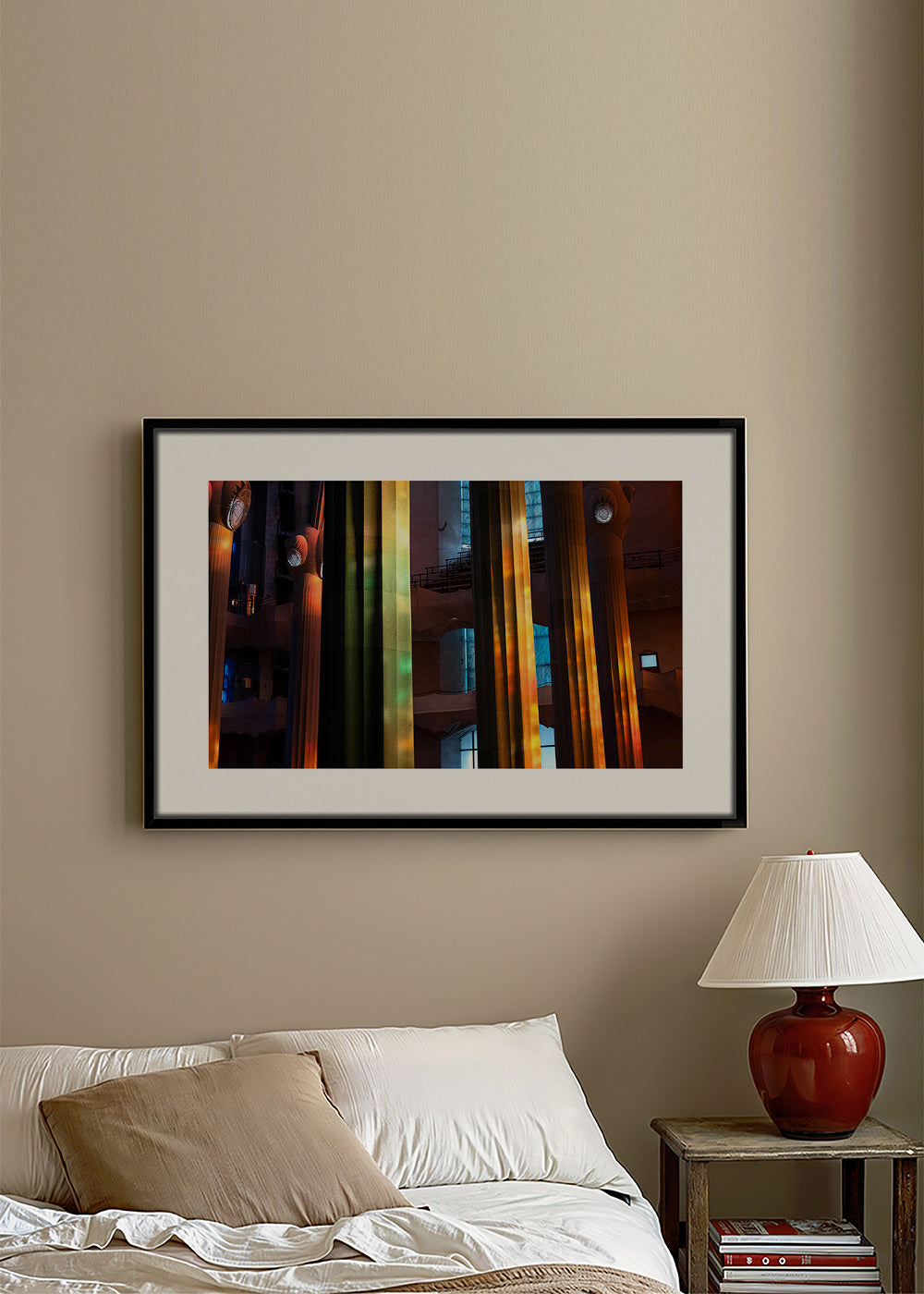Fotografia de colunas interiores iluminadas